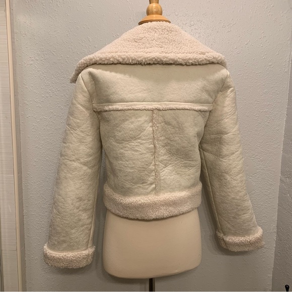 Abercrombie Sherpa CREAM
Cropped Vegan Suede Sherpa Jacket - Picture 6 of 11